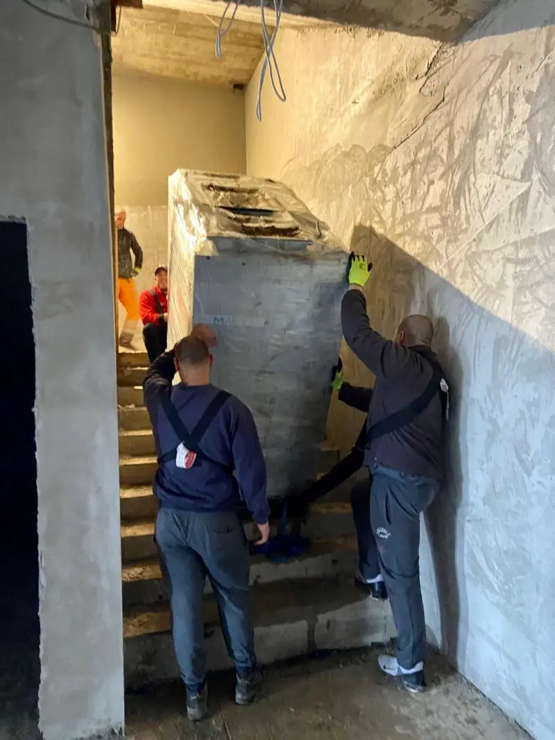 Nehéz gép felvitele szűk lépcsőházban